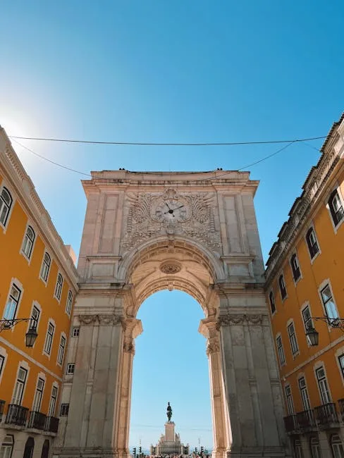 Arco da Rua Augusta encadré par bâtiments jaunes au cœur de Lisbonne