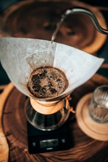 Préparation de café filtre Chemex avec eau versée, style café de Lisbonne