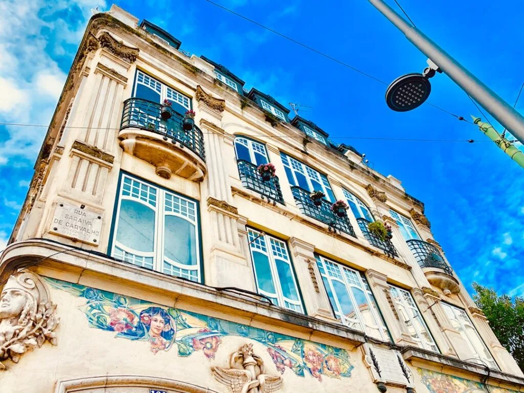 Façade ornée d'azulejos et balcons, rue à Lisbonne ensoleillée