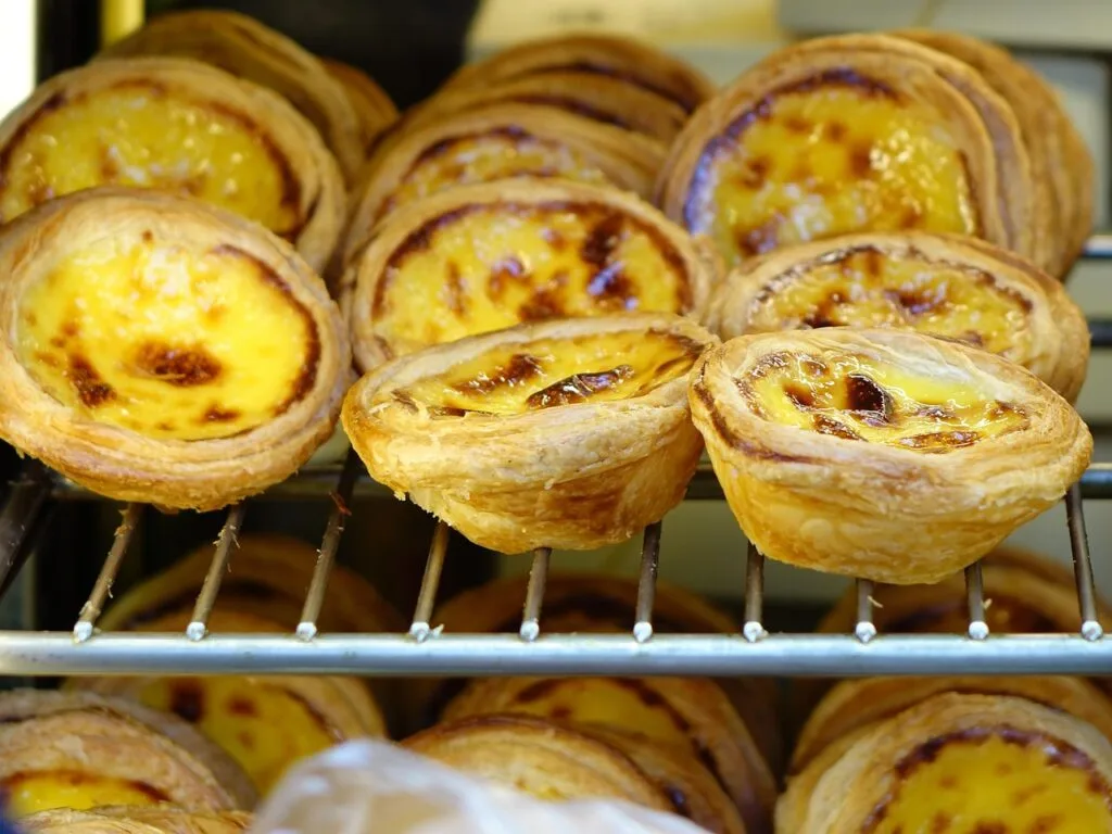 Pastéis de nata dorés alignés sur grille, spécialité lisboète