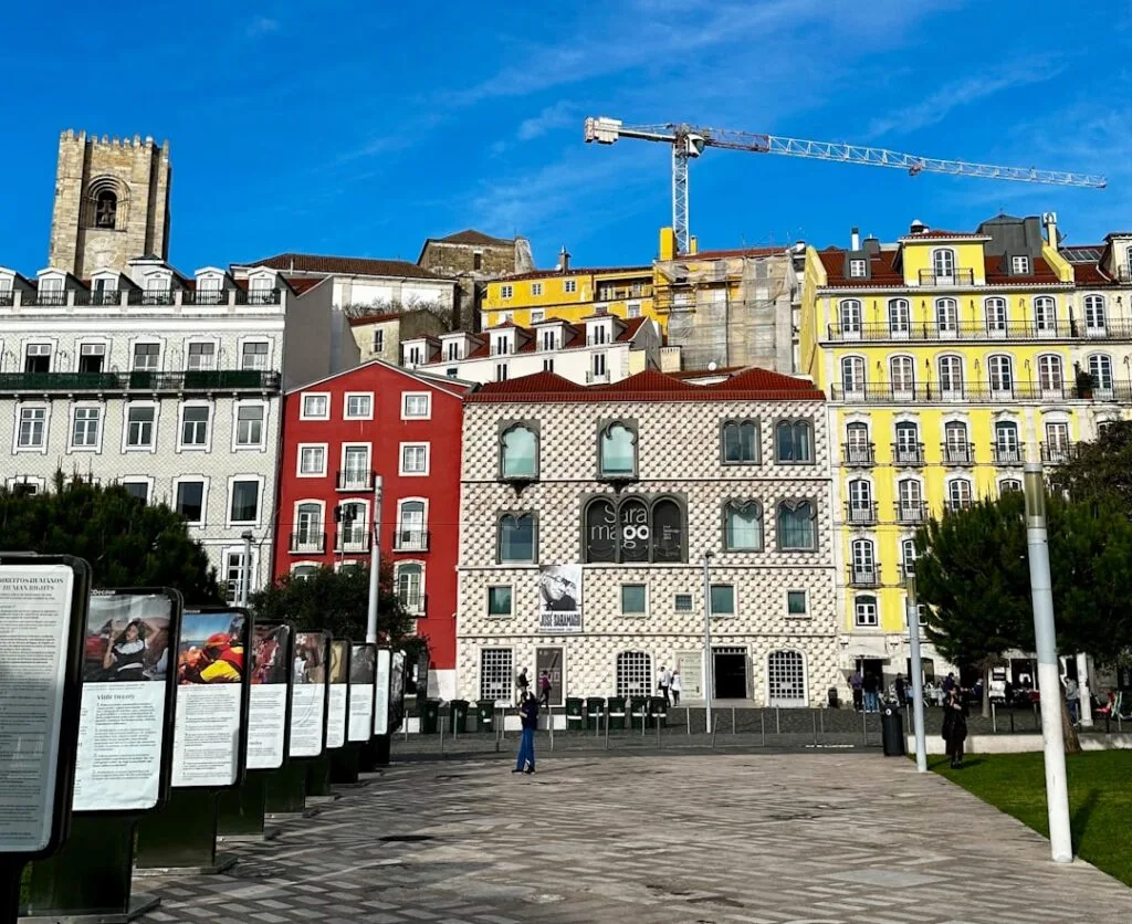 Façades colorées et panneaux d'exposition sur une place à Lisbonne