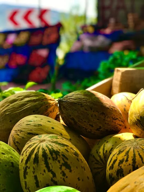Melons rayés jaunes empilés sur un étal de marché à Lisbonne