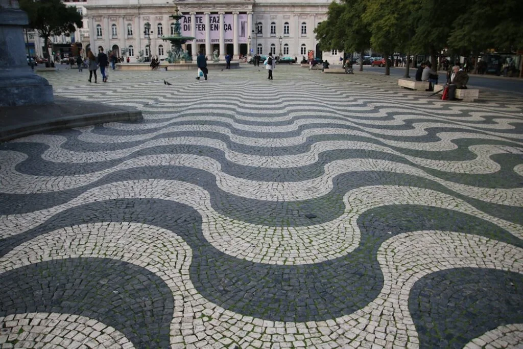 Mosaïque de pavés ondulés noir et blanc du Rossio à Lisbonne