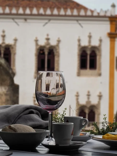 Table de terrasse à Lisbonne avec verre de vin et tasses d'espresso