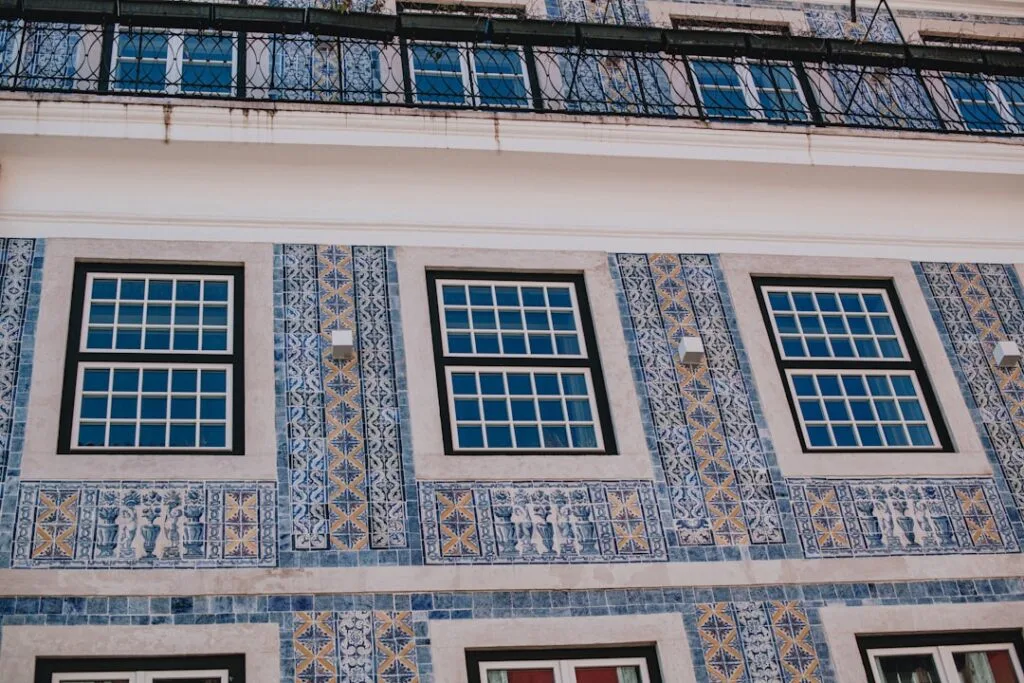 Façade à azulejos bleus et jaunes avec fenêtres à Lisbonne