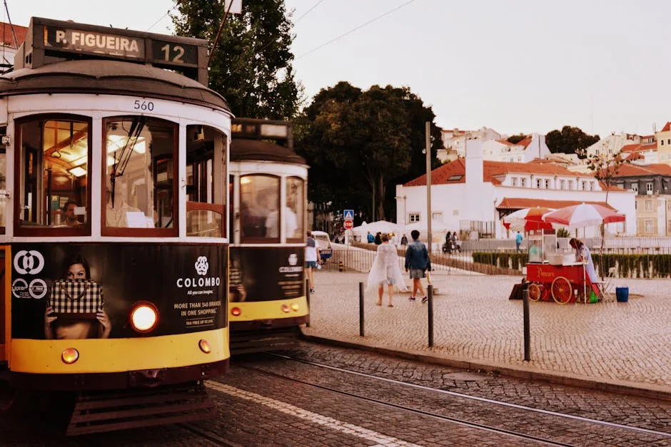 Tram traditionnel circulant près d'une place, vendeur de rue à Lisbonne