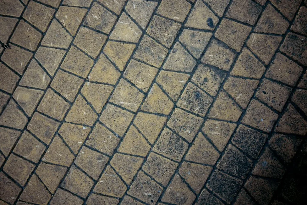 Motif de pavés jaunes de calçada portugaise sur un trottoir lisboète