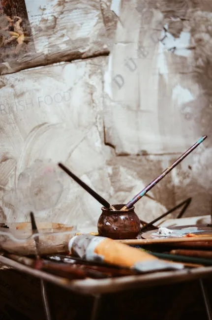 Atelier lisboète avec pinceaux rangés dans un pot et palette tachée