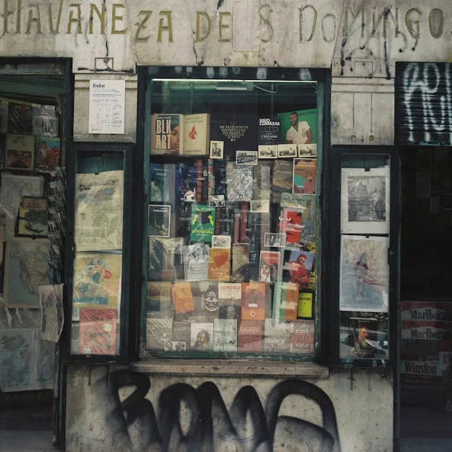 Vitrine de librairie ancienne avec livres et graffiti à Lisbonne