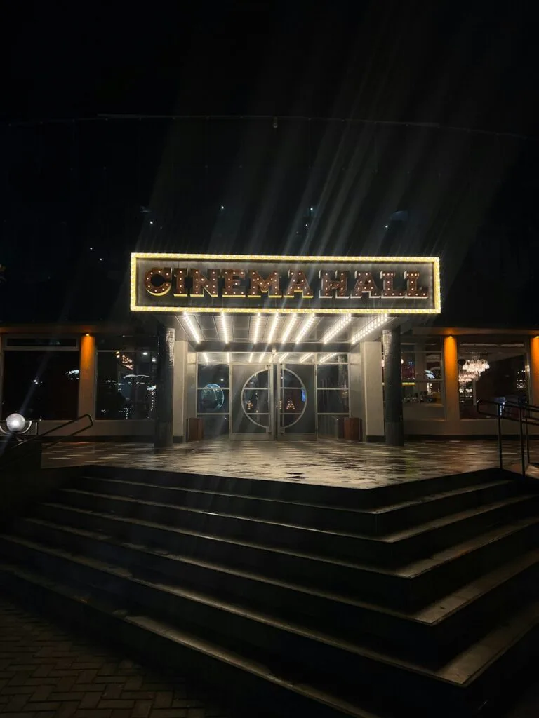 Entrée de cinéma 'CINEMA HALL' éclairée la nuit à Lisbonne
