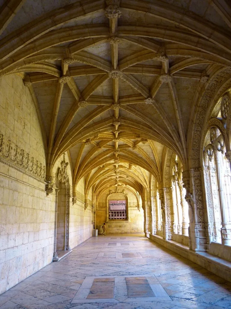 Voûtes sculptées du cloître des Jéronimos à Lisbonne, pierre dorée
