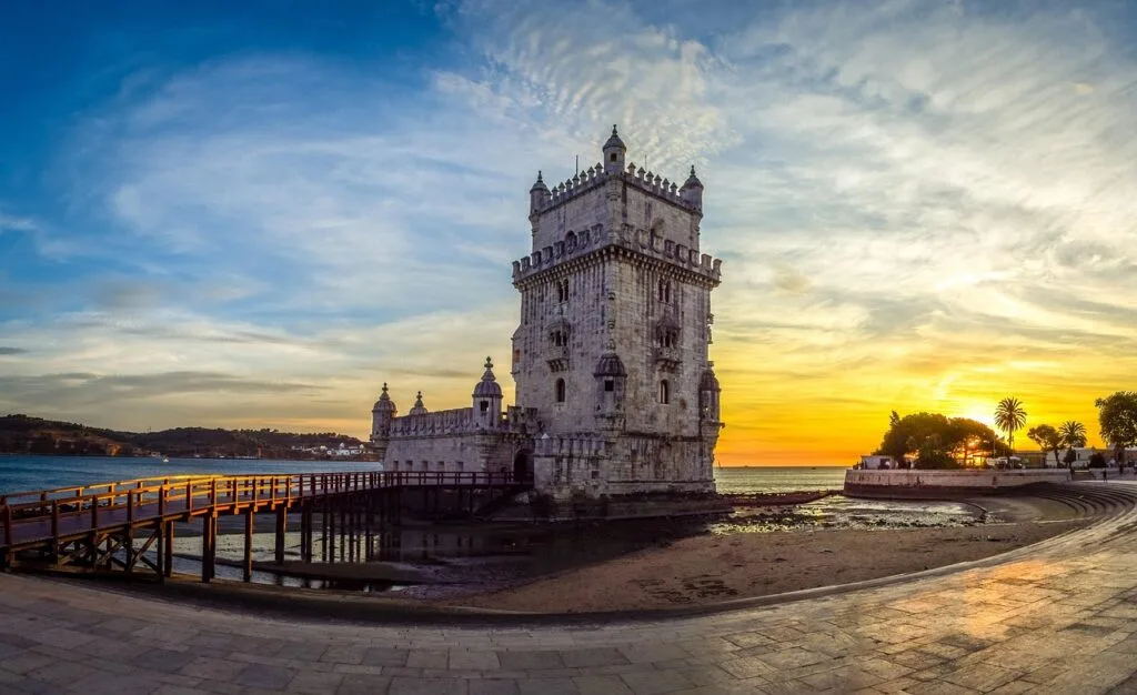 Tour de Belém se reflétant au coucher du soleil sur le Tage, Lisbonne.