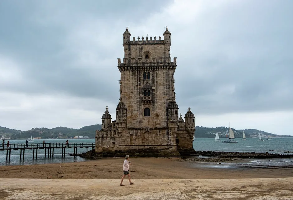 La tour de Belém à Lisbonne, plage et voiliers en arrière-plan