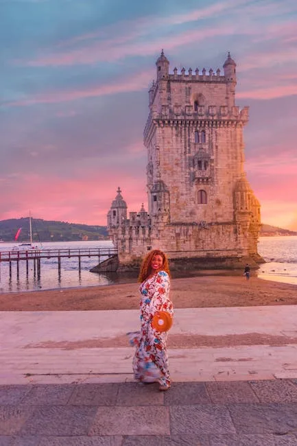 Femme souriante tournant devant la Tour de Belém à Lisbonne au crépuscule.