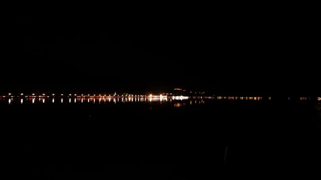 Lignes de lumières réfléchies sur le Tage, vue nocturne de Lisbonne