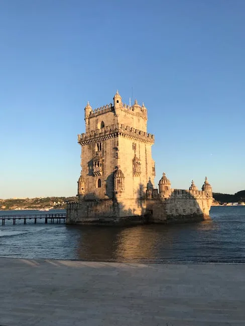 La tour de Belém à Lisbonne, baignée de lumière dorée sur le Tage