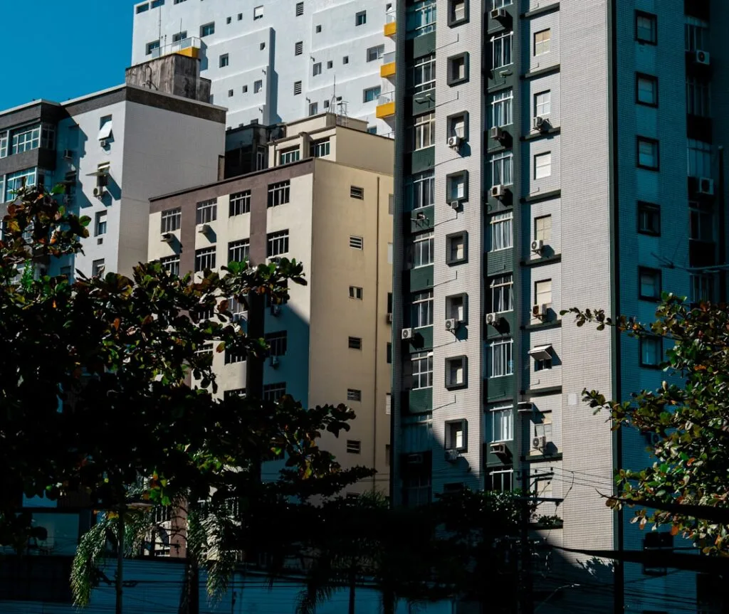 Façades d'immeubles résidentiels à Lisbonne, fenêtres et climatiseurs alignés
