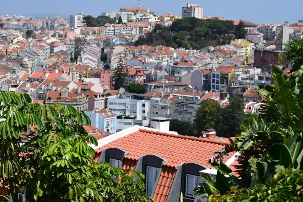 Panorama de Lisbonne depuis une colline, toits rouges dominants