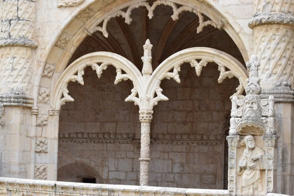 Ornements et arcatures manuélines du monastère des Hiéronymites à Lisbonne