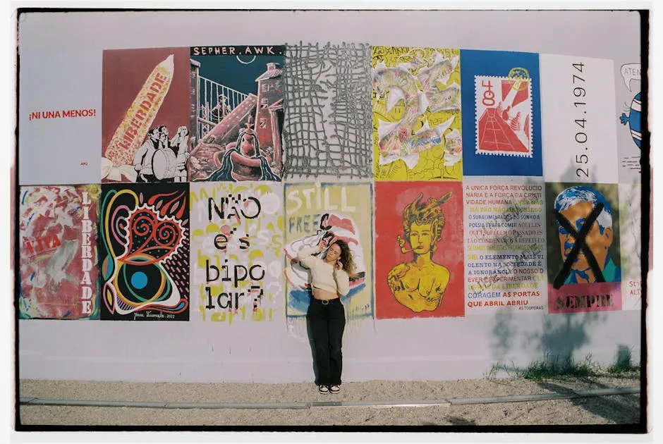 Femme posant devant fresque colorée de panneaux artistiques au LX Factory, Lisbonne