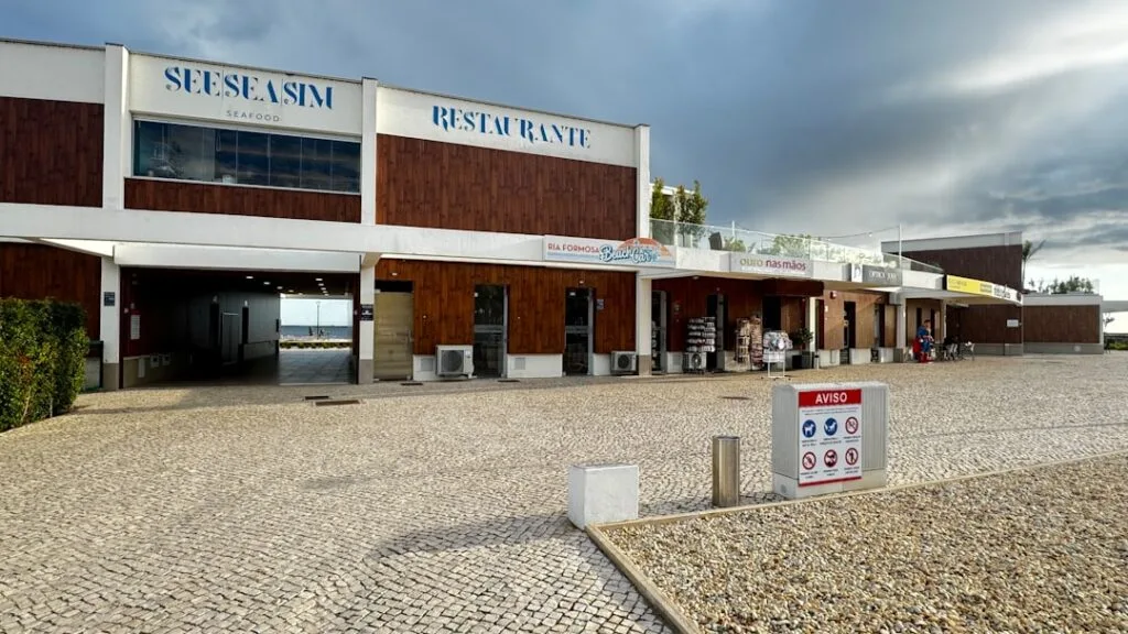 Façade de restaurants face à une place pavée près du front de mer, Lisbonne