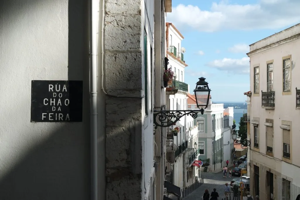Ruelle descendante à Lisbonne, panneau Rua do Chão da Feira visible