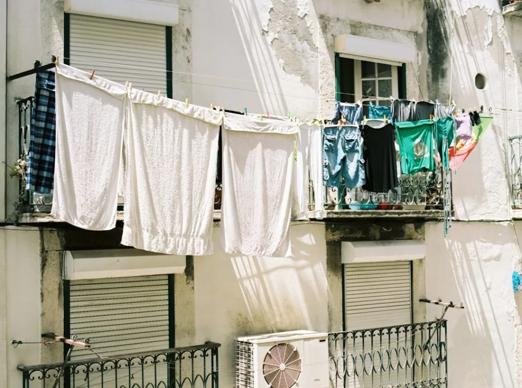 Linge suspendu aux balcons d'un immeuble à Lisbonne