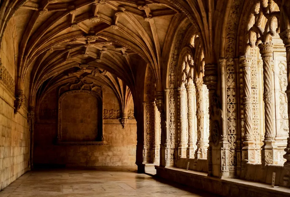 Galerie voûtée aux colonnes sculptées dans le cloître des Hiéronymites à Lisbonne