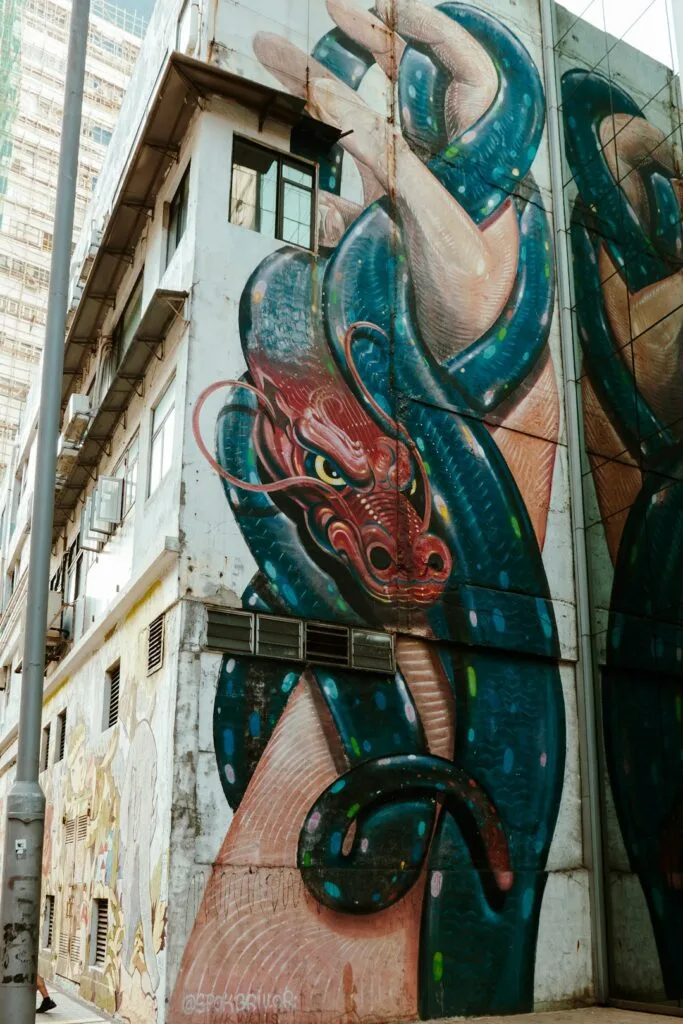 Grande fresque murale représentant un dragon enroulé sur un immeuble, Lisbonne