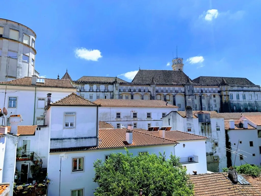 Toits en tuiles et façades blanches avec grand bâtiment historique lisboète