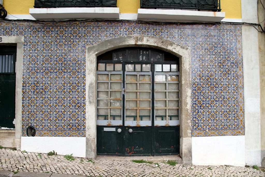 Portail arqué encadré d'azulejos bleus et jaunes typiques de Lisbonne