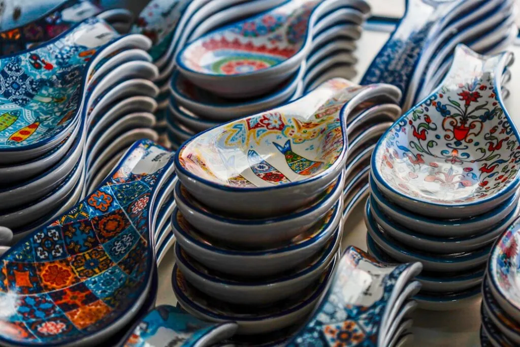 Piles de cuillères en céramique aux motifs colorés à Lisbonne