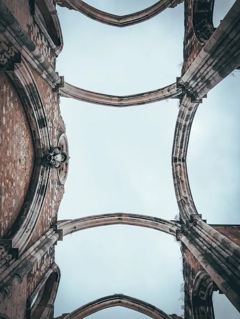 Arcs ruines du Convento do Carmo ouverts sur le ciel lisboète