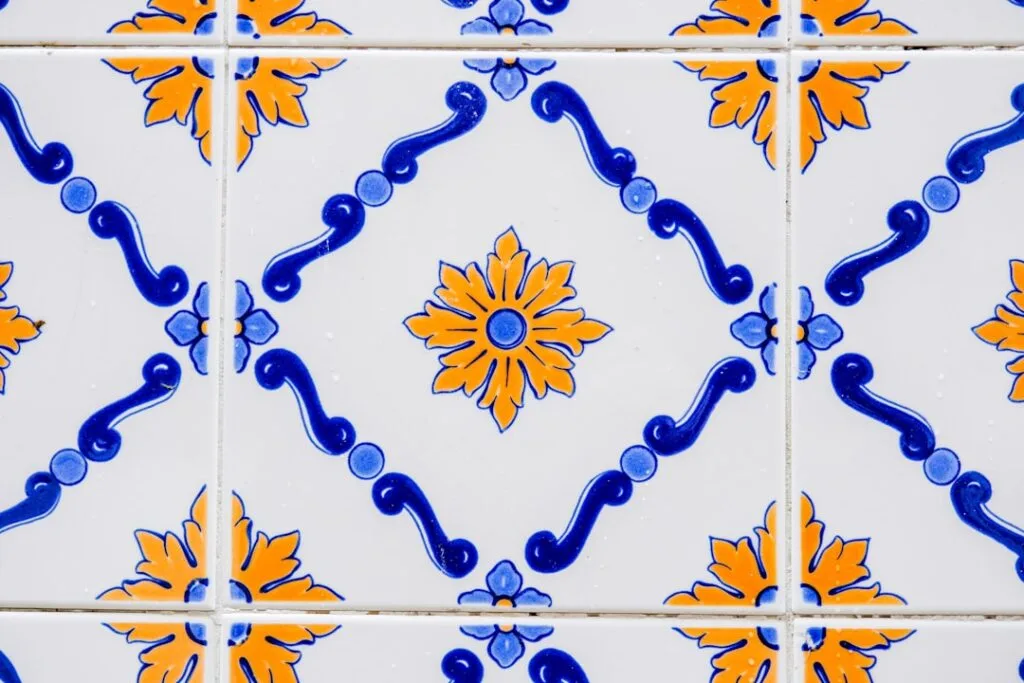 Mosaïque d'azulejos blancs à motifs bleus et orange, Lisbonne