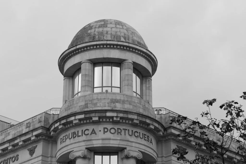 Dôme et inscription Republica Portuguesa sur un bâtiment lisboète