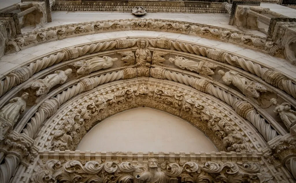 Portail sculpté richement orné d'une église historique à Lisbonne