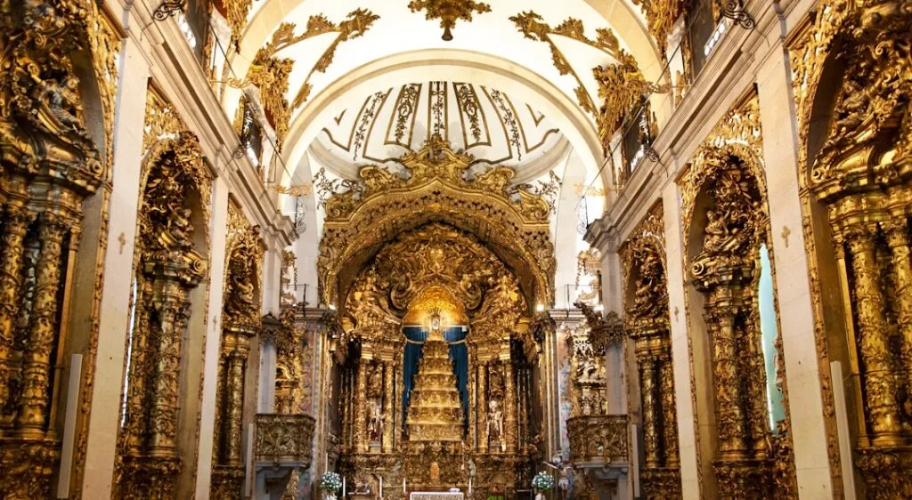 Intérieur doré et baroque d'une église historique à Lisbonne