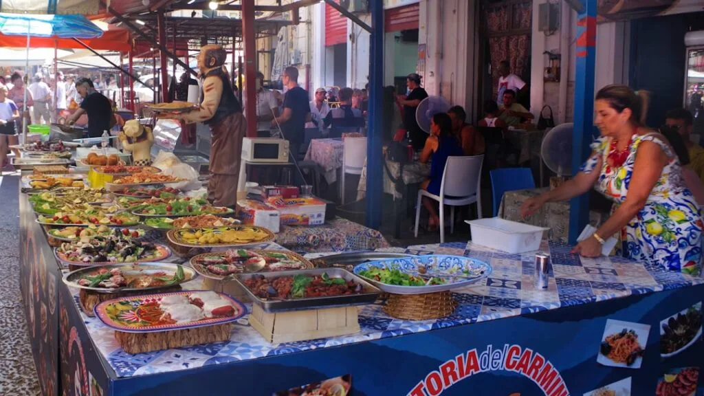 Étal de plats préparés colorés sur un marché de rue