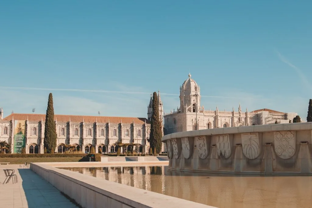 Monastère des Hiéronymites à Lisbonne, grande fontaine réfléchissante et cyprès