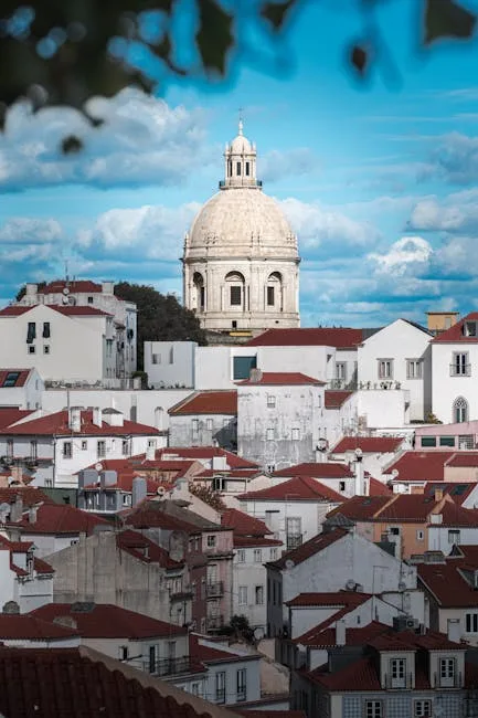 Dôme du Panthéon national dominant les toits historiques de Lisbonne