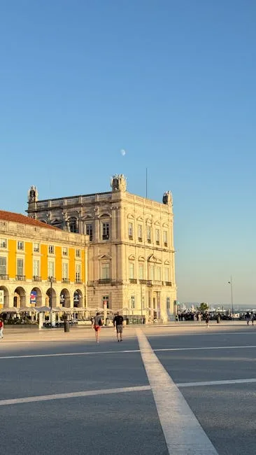 Place du Commerce à Lisbonne, façades jaunes et vaste esplanade pavée