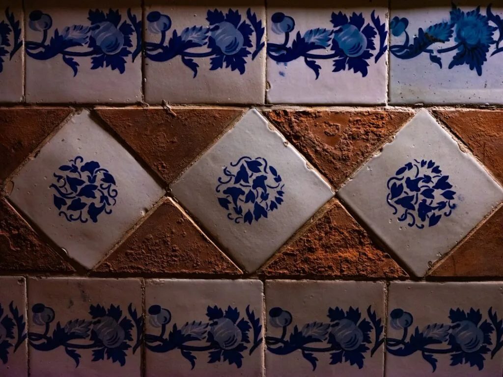 Détail d'azulejos bleus et blancs alternant avec terre cuite à Lisbonne