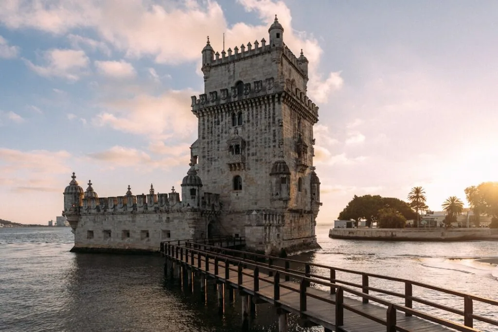 Vue latérale de la Tour de Belém à Lisbonne depuis la passerelle en bois