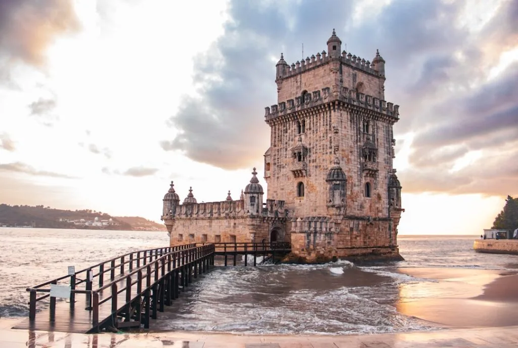 Tour de Belém à Lisbonne, passerelle en bois et mer au coucher