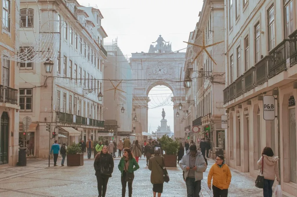 Promeneurs dans la rue commerçante vers l'Arco da Rua Augusta à Lisbonne