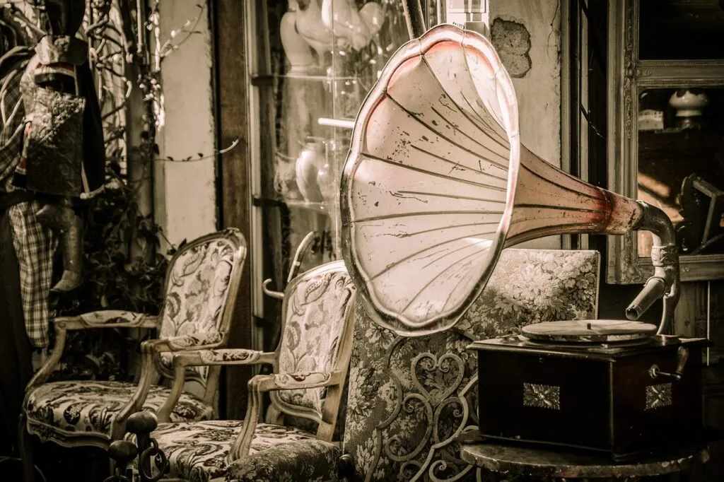Gramophone ancien et fauteuils d'antiquaire dans une boutique vintage à Lisbonne