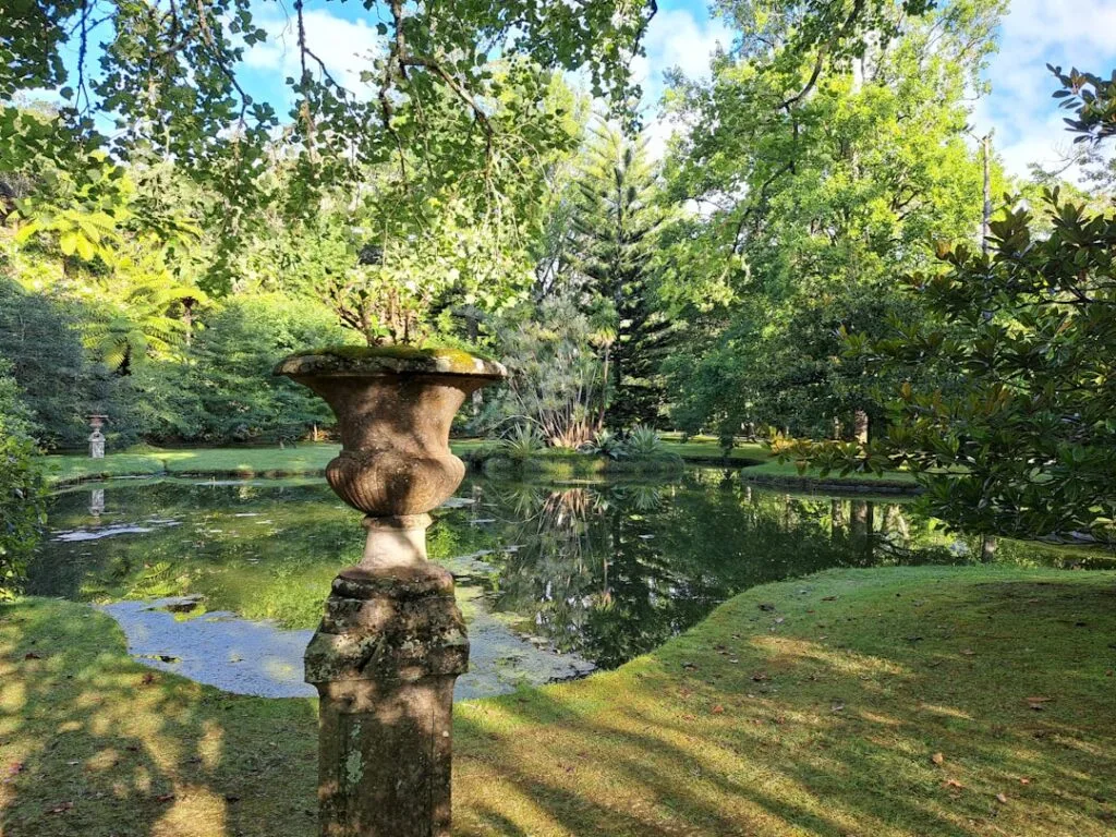 Vasque en pierre au bord d'un étang dans un parc de Lisbonne