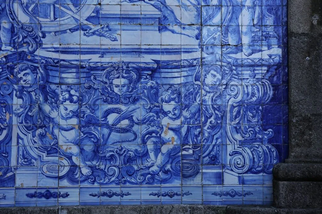 Détails d'azulejos bleus représentant chérubins sculptés sur mur lisboète