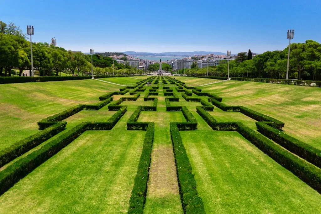 Pelouse géométrique et bosquets du Parque Eduardo VII à Lisbonne