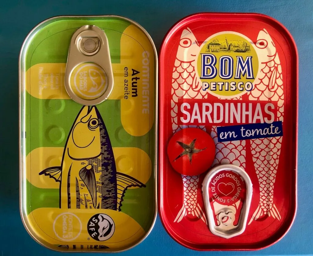 Boîtes de sardines colorées et petite tomate, spécialité portugaise de Lisbonne